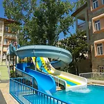 Aparthotel Village Family Side